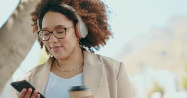 Spacer Outdoor Kobieta Słuchawkami Relaks Wesoły Muzyką Strumieniowe Audio Szczęście — Wideo stockowe