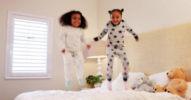 Девочки Дети Прыгать Счастливы Кровати Играми Игры Взволнован Семейном Доме — стоковое видео