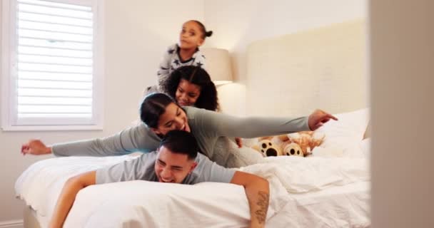 Ráno Šťastná Rodina Hrát Doma Dětmi Sblížení Zábavné Smějící Rodiče — Stock video