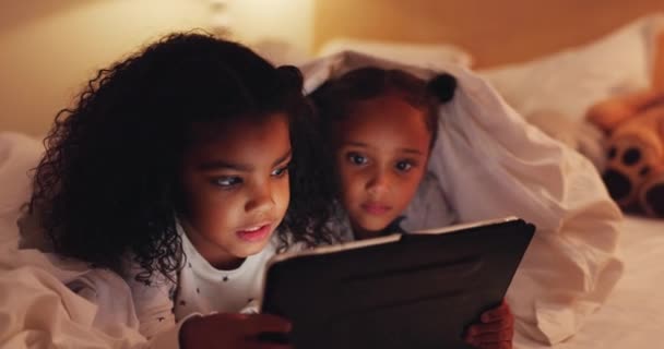 Tablet Κορίτσια Και Παιδιά Στο Υπνοδωμάτιο Νύχτα Συγκόλληση Και Streaming — Αρχείο Βίντεο