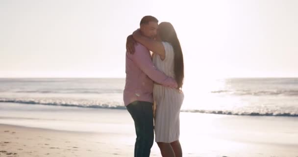 Amor Romance Casal Abraçando Praia Junto Oceano Durante Verão Durante — Vídeo de Stock