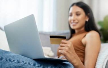 Laptop, kredi kartı ve kadın online alışveriş, ticaret ve dijital ödeme ya da evde sipariş için kanepeye. İnternet bankacılığı, güvenlik numaraları ya da kredi kaydı olan bilgisayarda rahatlayın.