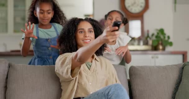 Dívali Televizi Matka Děti Překvapují Pohovce Šťastní Hrají Sbližují Doma — Stock video
