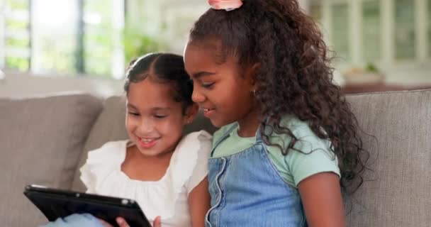 Tablet Παιδιά Και Αδελφές Παίζουν Παιχνίδια Απευθείας Σύνδεση Ενώ Κάθεται — Αρχείο Βίντεο