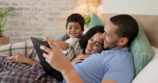 Familie Bed Kijken Tablet Met Een Glimlach Tekenfilm Met Moeder — Stockvideo