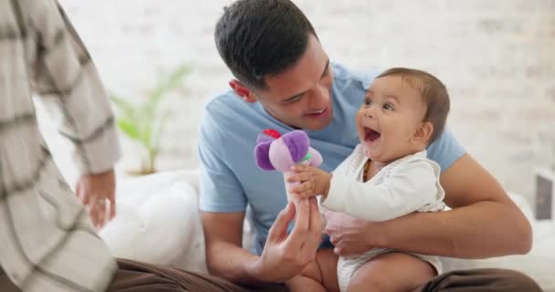 Drôle Couple Temps Qualité Avec Bébé Maman Papa Jouant Avec — Video