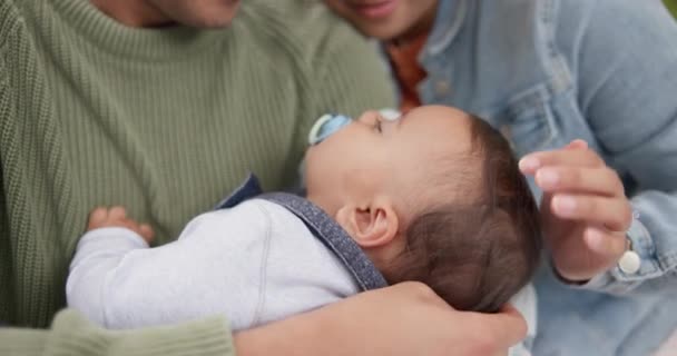 Baby Familie Und Streicheln Kopf Mit Sorgfalt Liebe Und Zuneigung — Stockvideo
