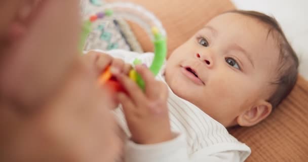 Süßes Spielendes Und Süßes Baby Mit Einem Spielzeug Auf Einer — Stockvideo