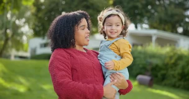 Familia Hijos Una Madre Con Hija Adoptiva Jardín Hogar Adoptivo — Vídeo de stock