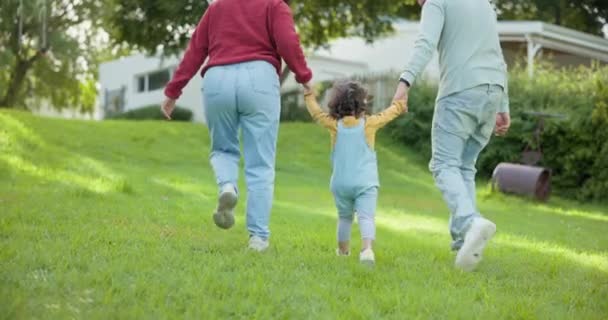 Familia Caminar Los Padres Apoyan Niño Patio Trasero Que Une — Vídeos de Stock