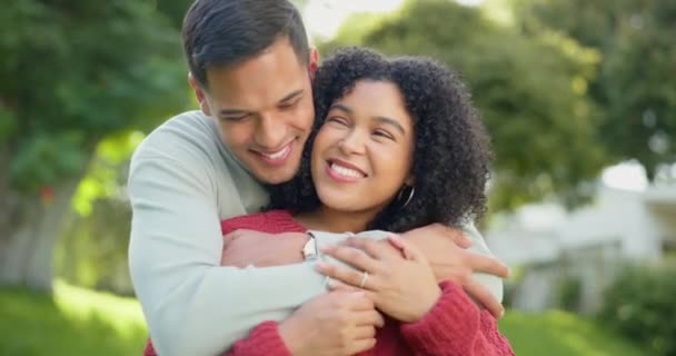 Szerelem Mosoly Ölelés Egy Házaspárral Otthonuk Kertjében Együtt Romantikáznak Nyáron — Stock videók