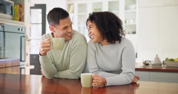 Ζευγάρι Ευτυχισμένοι Μαζί Και Γελώντας Τον Καφέ Στην Πρωινή Συζήτηση — Αρχείο Βίντεο