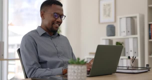 Gelukkige Zwarte Man Documenten Financiën Met Telefoon Communicatie Netwerken Sociale — Stockvideo