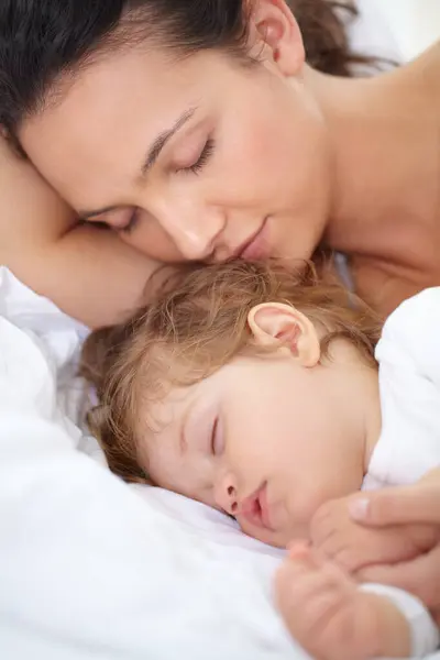 Mam Baby Kind Slapen Samen Bed Voor Een Rustige Vakantie — Stockfoto
