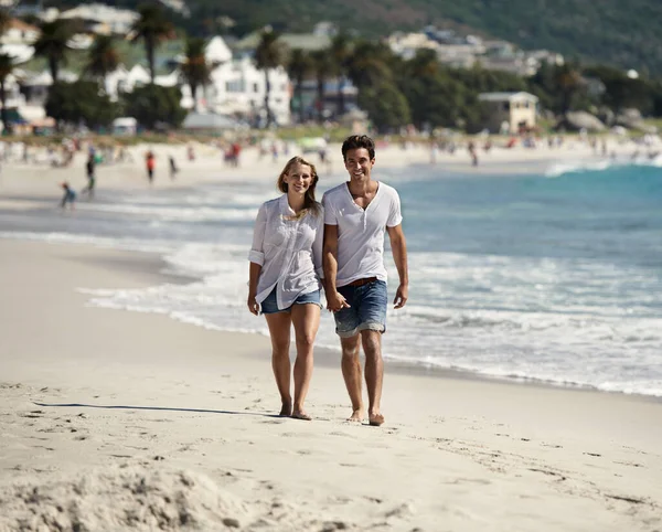Paar Hand Hand Glimlach Voor Een Wandeling Het Strand Vakantie — Stockfoto