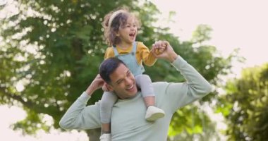 Mutlu, sırtımda taşıyacağım ve doğada bir kızla yaşayacağım, bağlanacağım ve eğleneceğim. Gülümse, baba ve çocuğu omuzlarında taşımak, oyun oynamak ve eğlenmek birlikte parkta sevgi ve özenle vakit geçirmek.