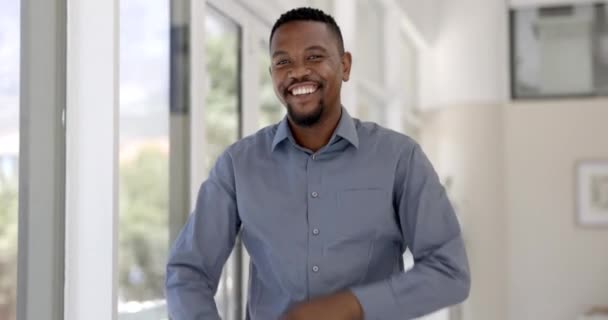Щасливий Чорношкірий Чоловік Схрещені Руки Впевненість Творчому Бізнесі Або Кар — стокове відео