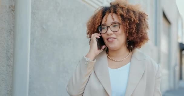 Afrikansk Affärskvinna Telefonsamtal Och Stad Med Samtal Nätverkande Och Leende — Stockvideo