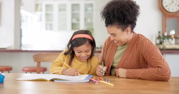 学习和母亲与女孩一起为家庭学校写书 母亲和有艺术的快乐儿童在家里做作业 学习和帮助 照料和发展 — 图库视频影像