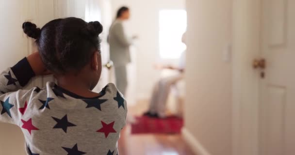 Πίσω Γονείς Τσακώνονται Και Κορίτσι Στο Διάδρομο Του Σπιτιού Της — Αρχείο Βίντεο