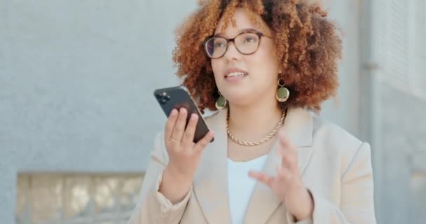 Affärskvinna Högtalartelefon Och Stad För Samtal Nätverkande Eller Leende För — Stockvideo