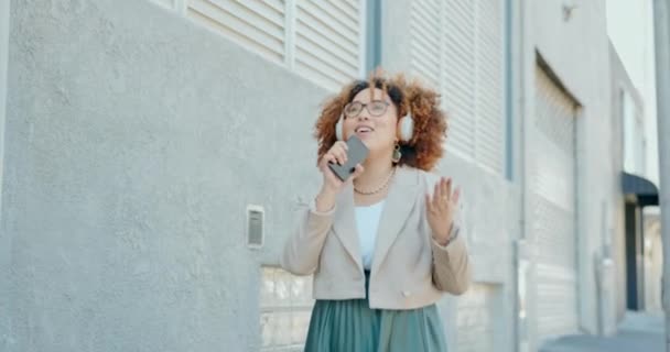 Mujer Negocios Auriculares Ciudad Con Canto Baile Libertad Con Música — Vídeos de Stock