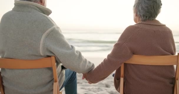 Sonnenuntergang Strand Und Ein Älteres Paar Auf Dem Stuhl Meer — Stockvideo