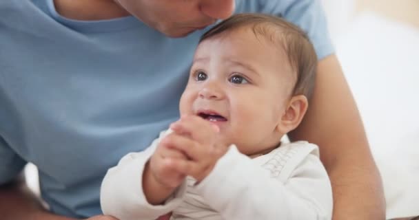 Vater Baby Und Kuss Hause Für Liebe Fürsorge Und Zuneigung — Stockvideo
