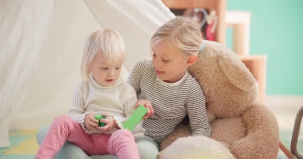 Dzieci Zabawki Zabawy Razem Domu Miłość Bonding Gra Dla Sióstr — Wideo stockowe