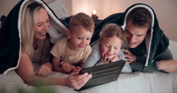 Lachen Tablet Familie Een Bed Met Een Deken Ontspannen Bonding — Stockvideo