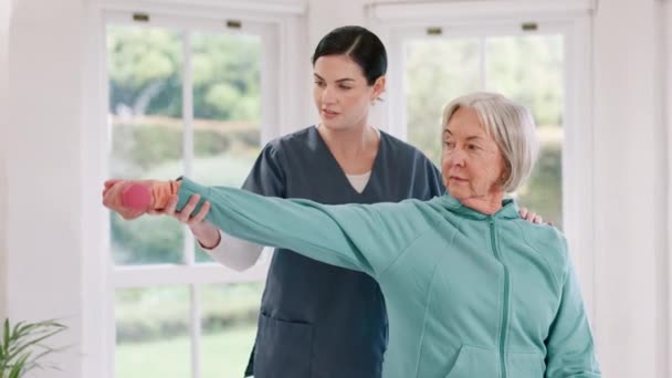 Nővér Idős Beteg Súlyzóval Fizioterápiában Fitneszben Vagy Testmozgásban Idős Korban — Stock videók