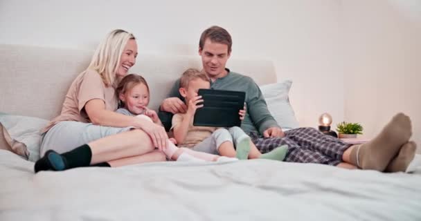 Rodzice Dzieci Tablet Łóżku Selfie Social Media Aktualizować Zdjęcie Profilu — Wideo stockowe