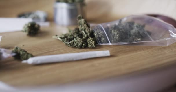 Marihuana Joint Plastiktüten Und Unkrautblätter 420 Cannabis Oder Cbd Wohnzimmer — Stockvideo