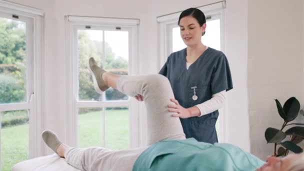 Kvinna Sjuksköterska Och Patientben Sjukgymnastik För Träning Träning Eller Stretching — Stockvideo