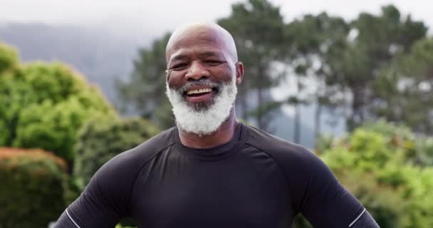 Senior Černoch Tvář Cvičení Parku Úsměvem Pýchou Wellness Důchodu Přírodě — Stock video