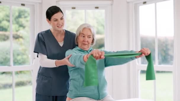 Frau Arzt Und Seniorin Mit Resistenzband Der Physiotherapie Fitness Oder — Stockvideo