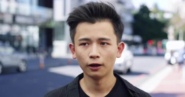 街头采访 网络速度和一个亚洲男人谈论他的连接户外在城市 城市年轻人的肖像 提问和兆字节技术来回答一项调查 — 图库视频影像