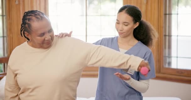 Alten Personen Und Krankenpfleger Oder Kurzhanteltraining Zur Stärkung Der Beweglichkeit — Stockvideo