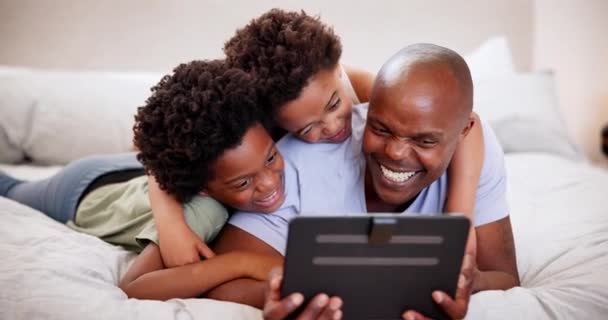 ベッドルームのタブレットの父 黒人の子供たちは インターネットで漫画を学んだり見たりします アフリカの子供たち テクノロジーとパパ ベッド ウェブサイトアプリと家族一緒に リラックスしたり 家庭のソーシャルメディアで話す — ストック動画