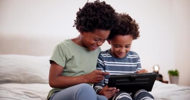 ベッドルームのタブレットに黒人の子供 映画やミームを一緒に見るために面白くて笑顔 アフリカの子供たち テクノロジーとベッドで笑う ウェブサイトアプリや家族や兄弟は 家庭のソーシャルメディアでリラックス — ストック動画