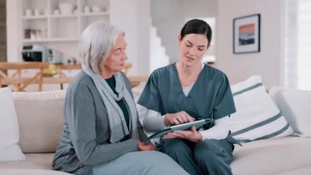 Oudere Vrouw Thuisverpleegster Tablet Voor Gezondheidsadvies Praten Verzekeringen Het Plannen — Stockvideo
