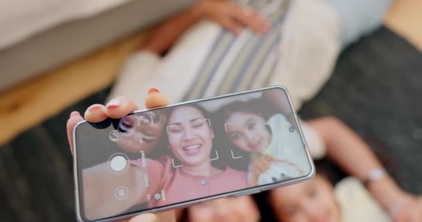 Telefonskjerm Selfie Hender Med Foreldre Barn Hjem Fotografering Morsomt Ansikt – stockvideo