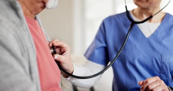 Zbliżenie Starzec Lekarz Stetoskopem Opieka Zdrowotna Konsultacje Wsparciem Oddychaniem Płucami — Wideo stockowe