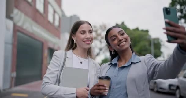 Üzleti Nők Barátok Utca Szelfi Mosoly Kávé Sétálni Együtt Város — Stock videók