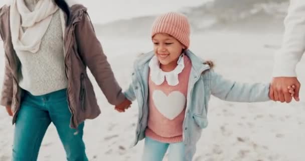 Οικογένεια Πιασμένοι Χέρι Χέρι Και Χαρούμενο Κορίτσι Στην Παραλία Γονείς — Αρχείο Βίντεο