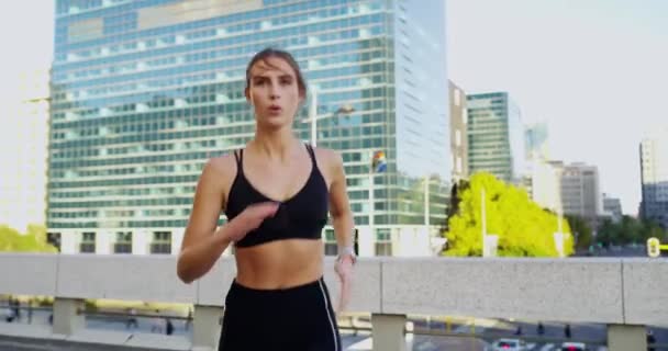 Miasto Bieganie Kobieta Fitnessu Treningu Treningu Oddychanie Energią Wytrzymałością Moście — Wideo stockowe