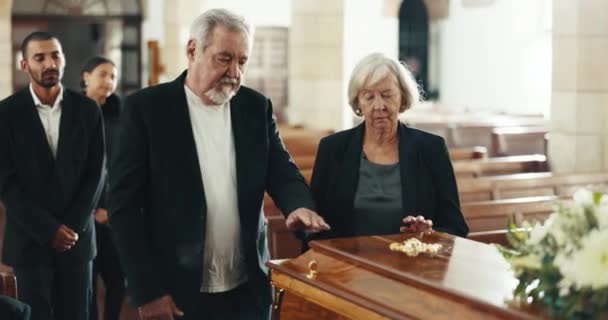 在追悼会上 教堂和夫妻手扶棺材告别 哀悼和哀悼 家人和悲伤的人 他们带着棺材在小礼拜堂里迎接 失去和埋葬死亡 — 图库视频影像