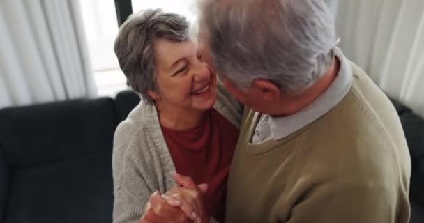 Baile Amor Una Pareja Ancianos Casa Para Romance Juguetón Juntos — Vídeos de Stock