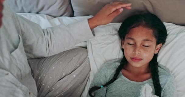 Άρρωστος Βήχας Και Γονέας Παιδί Στο Κρεβάτι Για Ασθένεια Λοίμωξη — Αρχείο Βίντεο