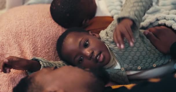 Glücklich Entspannt Und Schmusend Mit Eltern Und Kind Wohnzimmer Für — Stockvideo